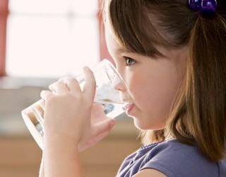 Hidratação combate o cáculo renal em crianças